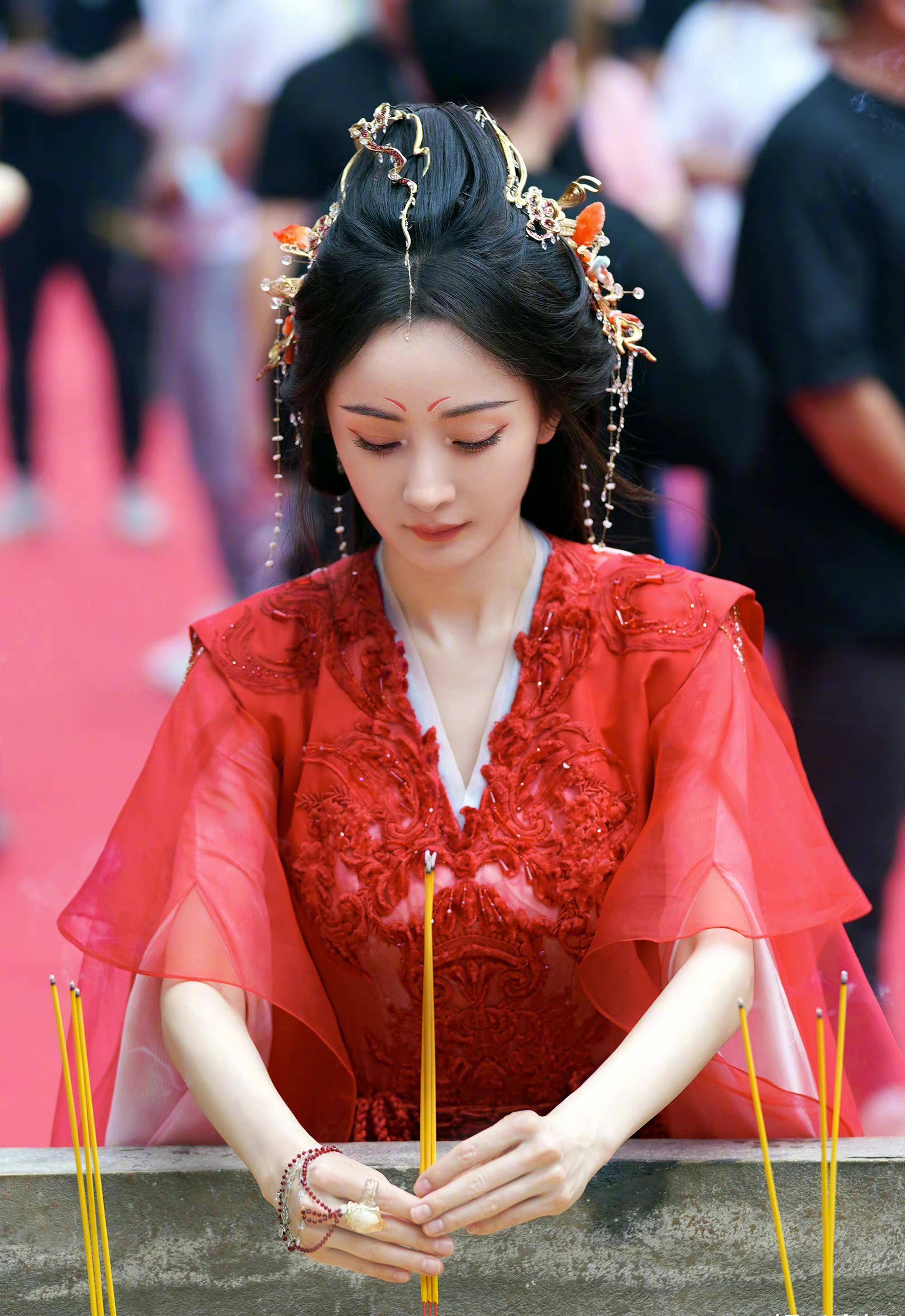 杨幂《狐妖小红娘月红篇》开机照,红衣造型好好看,又媚又有灵气_涂山