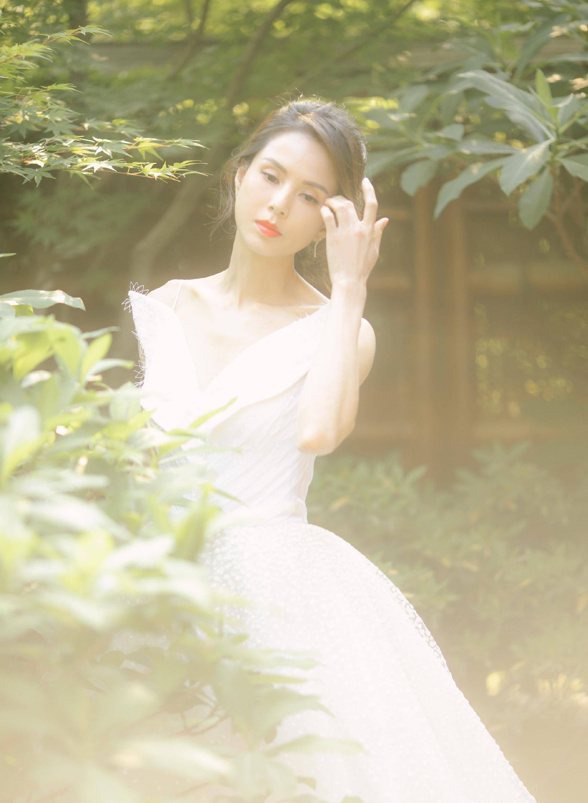 李若彤的私服值得表扬,简约大气适合日常生活,54岁美出自我_气质_身材