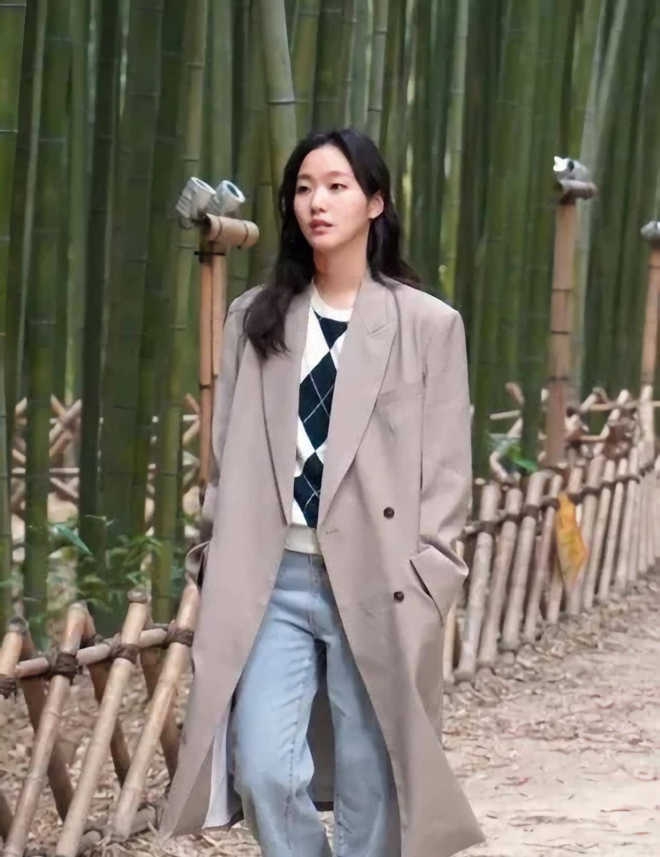 金高银长得不算惊艳,但简约的穿搭尽显气质,清冷又透着高级感_牛仔裤