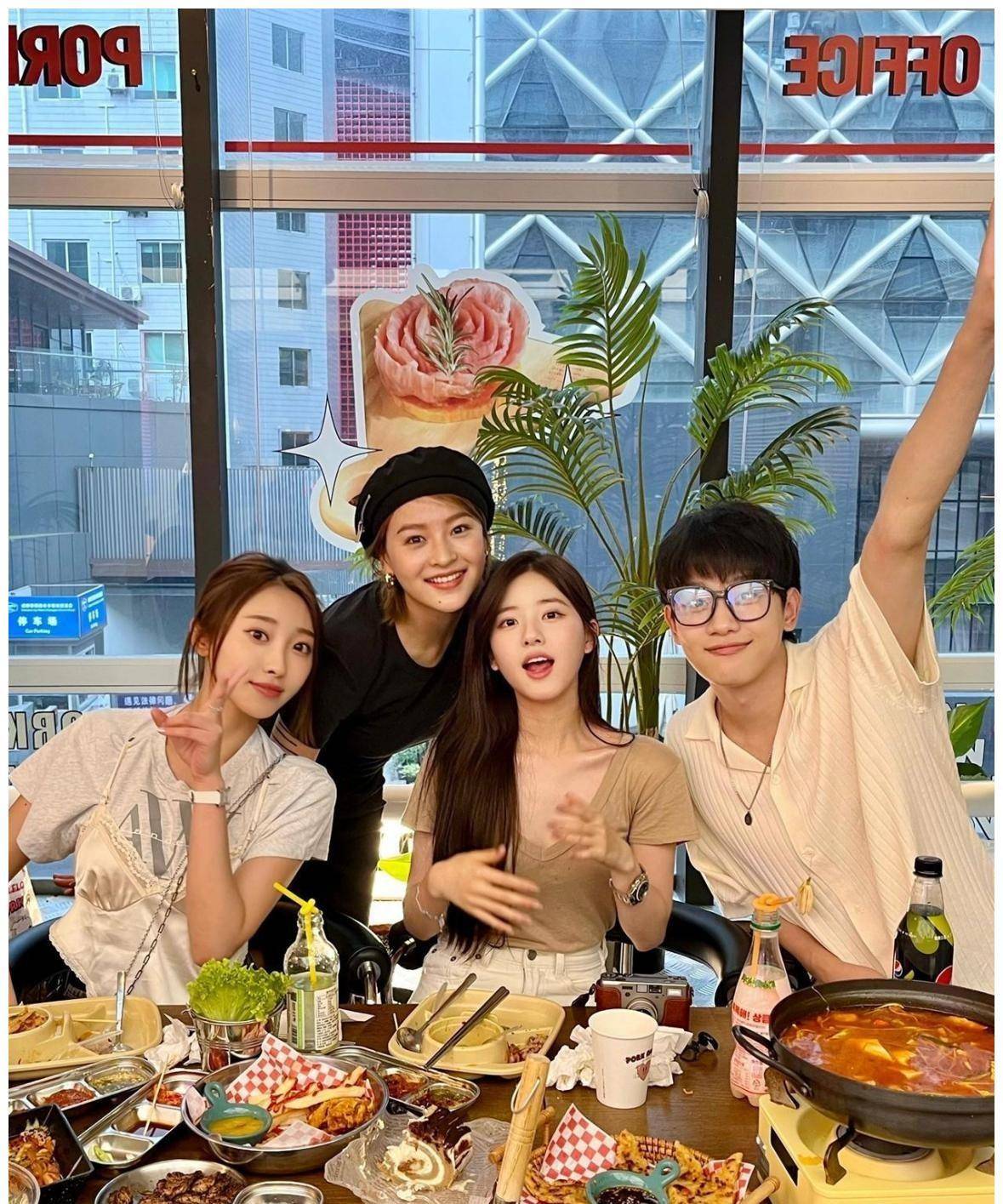 赵露思与"富二代"朋友们聚会,穿着简单却有名媛范,气质真好_服装_款式