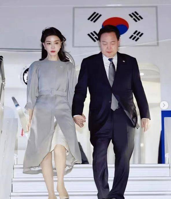 金健熙的黑色小西装搭配保持韩服设计理念的绿色缎面伞裙.