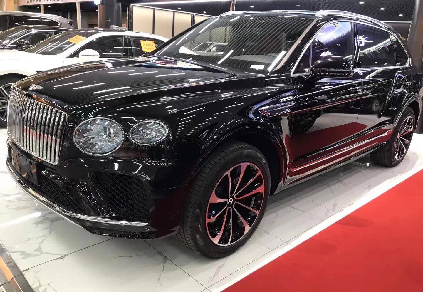 2023款宾利添越加长版 后排空间大 座椅舒适 老板说335万卖的不算贵