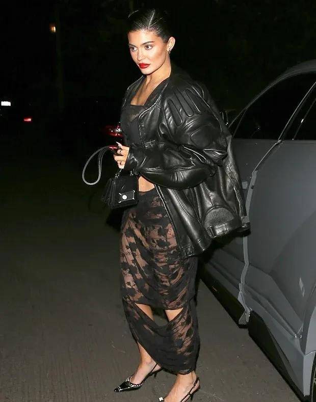 性感女神凯莉·詹娜外出时穿着完全透视的蕾丝连衣裙,惊艳时髦_黑色