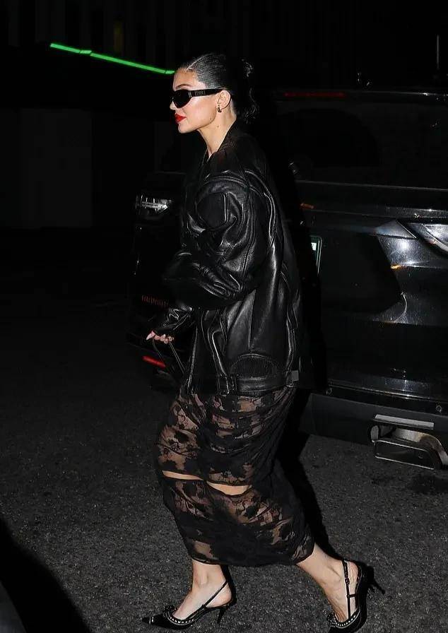 性感女神凯莉·詹娜外出时穿着完全透视的蕾丝连衣裙,惊艳时髦_黑色