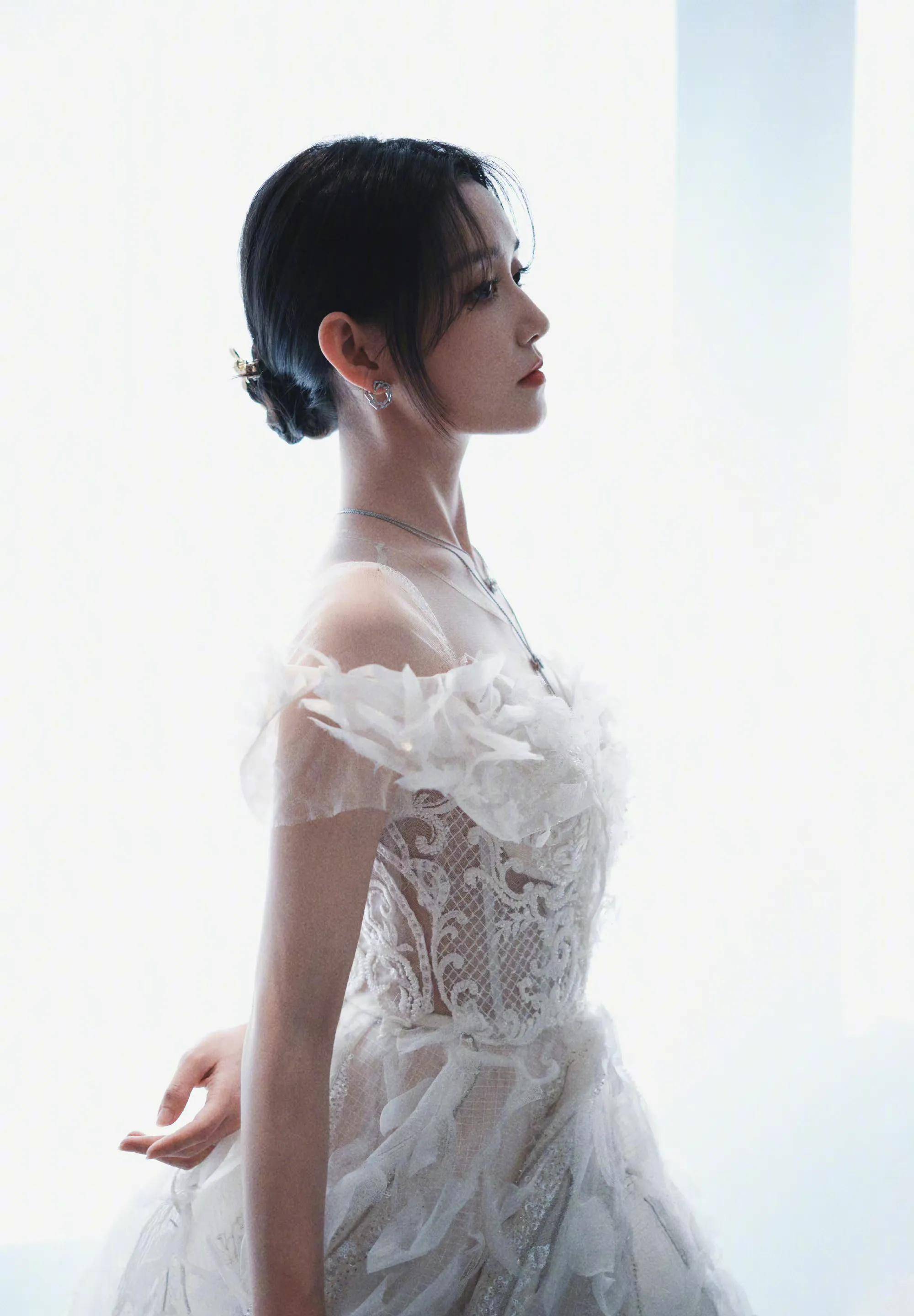 蒋依依穿白色镂空透视羽毛长裙 清纯甜美 灵动温柔_少女_设计_裙摆