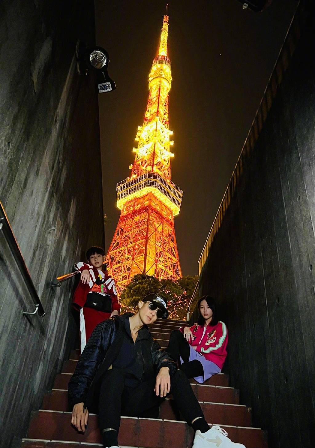 吴尊一家四口海边度假,姐弟俩颜值爆表,网友:快去当超模吧_neinei_max