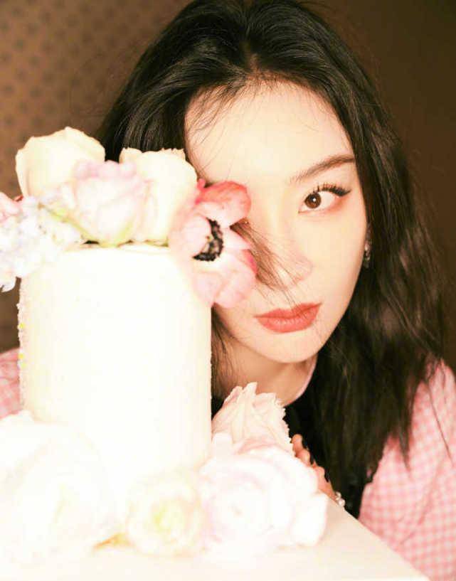 袁姗姗36岁生日晒美照,粉色连衣裙秀纤细美腿,笑容甜美如初恋_祝福