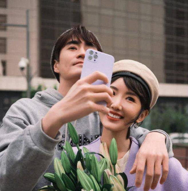 杨玏毛晓彤拍情侣照,天桥壁咚太甜,父亲杨立新曾告诫别找洋女友_搜狐