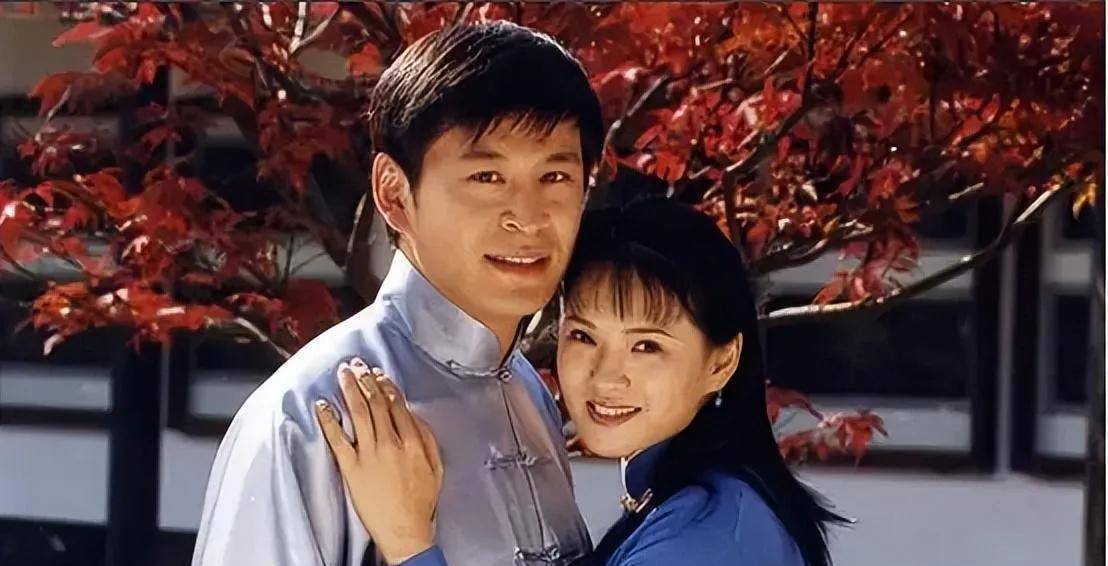 王亚楠:娶圈外妻子,为照顾家庭息影多年,50岁依旧很帅气_表演_吴子牛