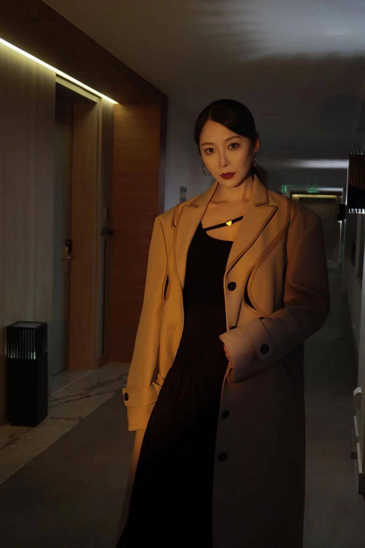 曲栅栅剧里是行走的衣架,剧外白到发光_气质_角色_进行