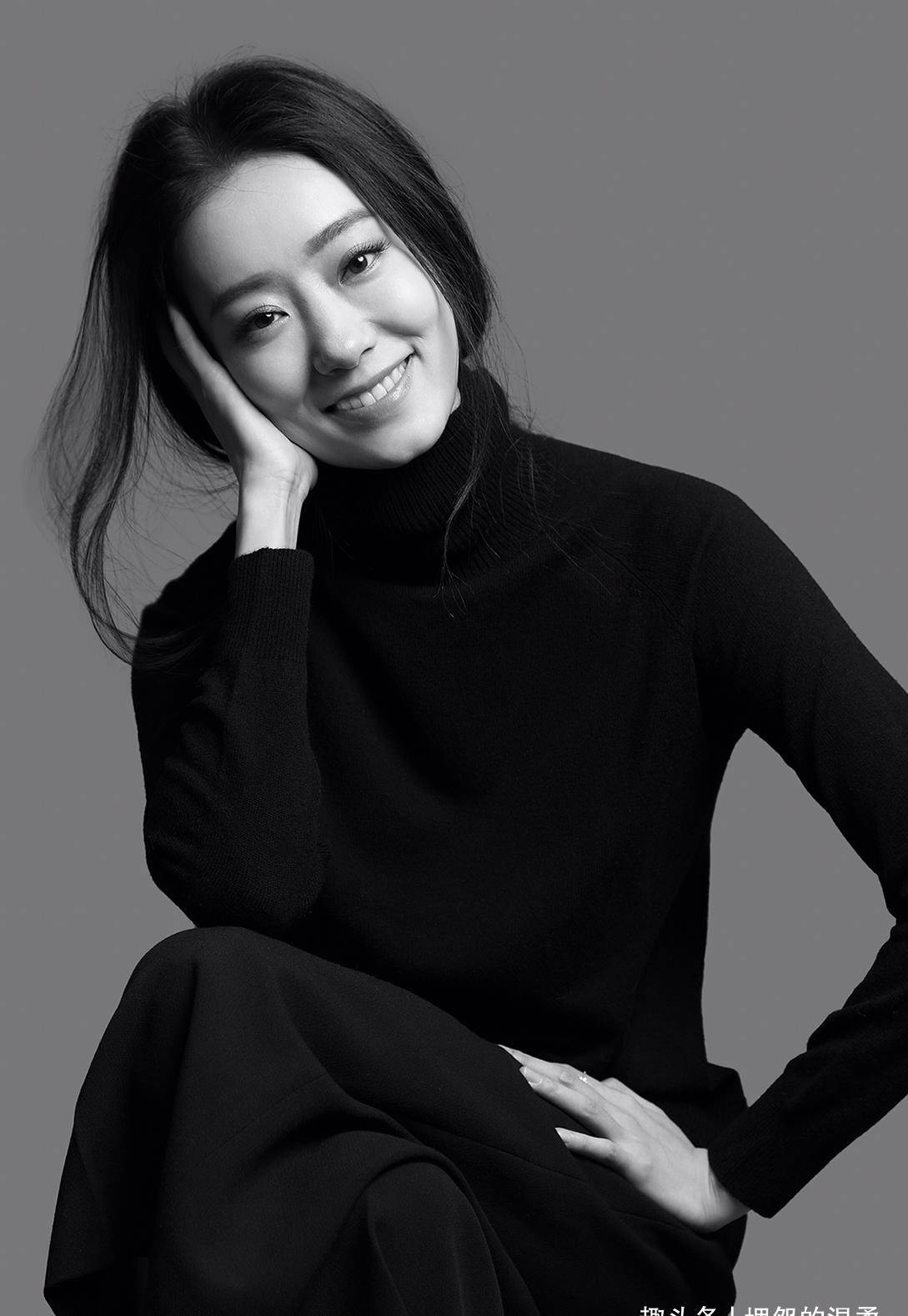 35岁张小斐携男助理喝咖啡,豪车被曝300万,男方似胖版贾乃亮_李焕英