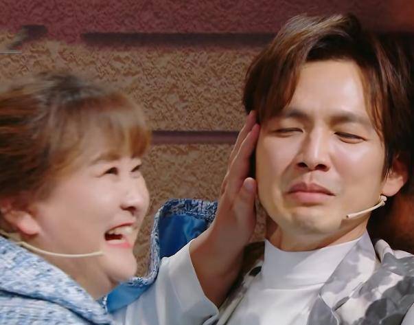 贾玲壁咚钟汉良,男方手放的位置太抢镜,素质是装不出来的_时候_王牌