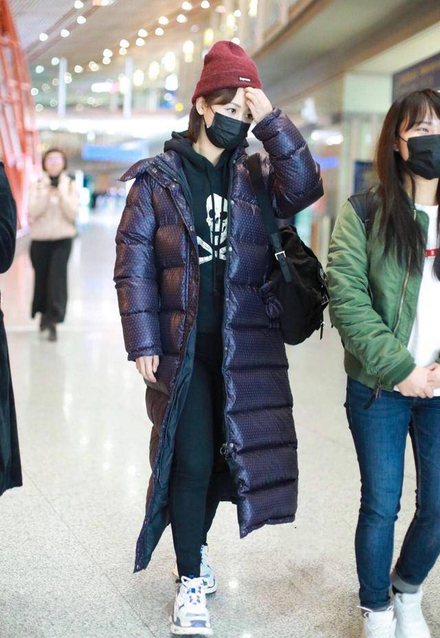 杨紫又穿长羽绒服走机场,这次只是换顶帽子时髦不止一点点