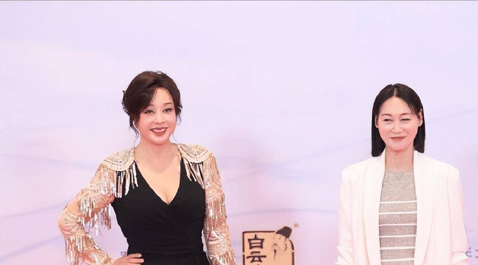 70岁刘晓庆同框63岁惠英红,一个时髦姐姐,一个雍容奶奶