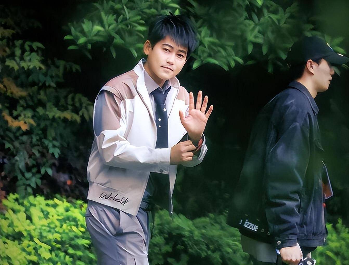 苏醒录完《跑男》,台上的路透图变了很多,脸都黑了_照片_蔡徐坤_节目