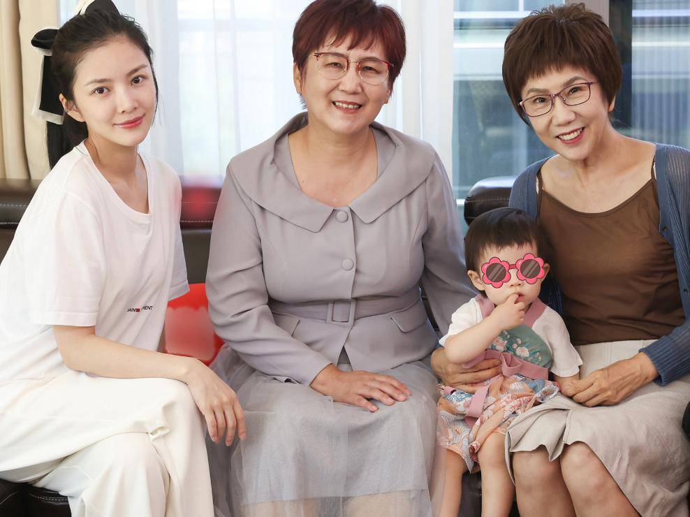 杜淳陪2岁女儿庆生,王灿带亲妈和保姆到剧组探班!