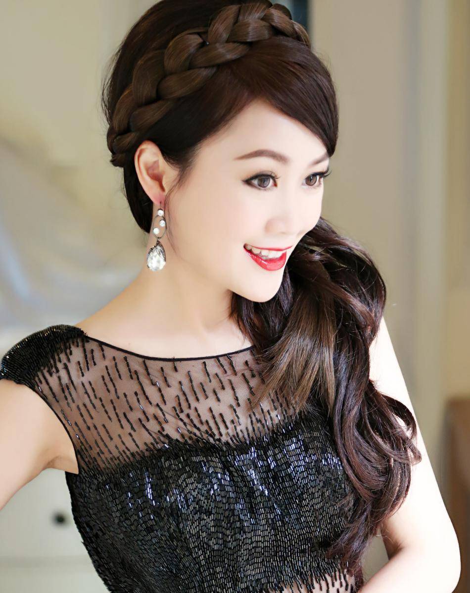 51岁梁小冰穿廉价礼服商演,膀阔腰圆疑似发福,网友感叹美人迟暮_观众