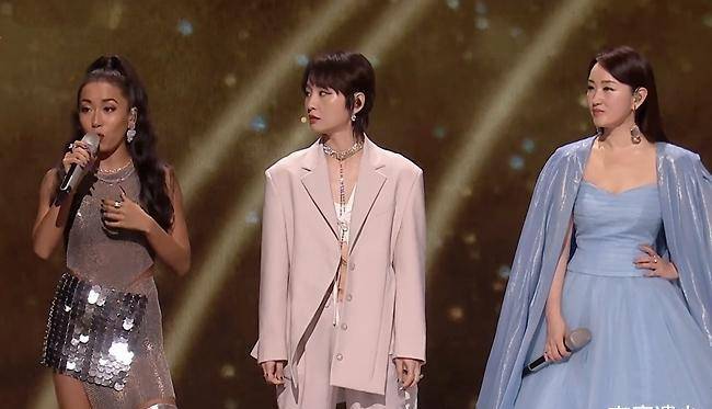 在吉克隽逸战胜李菲儿后,周笔畅提前出战对阵吕一,以大比分获胜提前