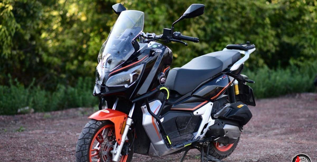 算是一款以本田honda adv150为蓝本的踏板摩托车,外观设计大同小异