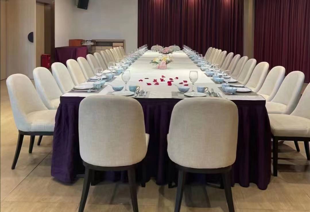 开8桌;也可以摆长条桌,全部按西式位上,非常适合举办各种大型宴会活动