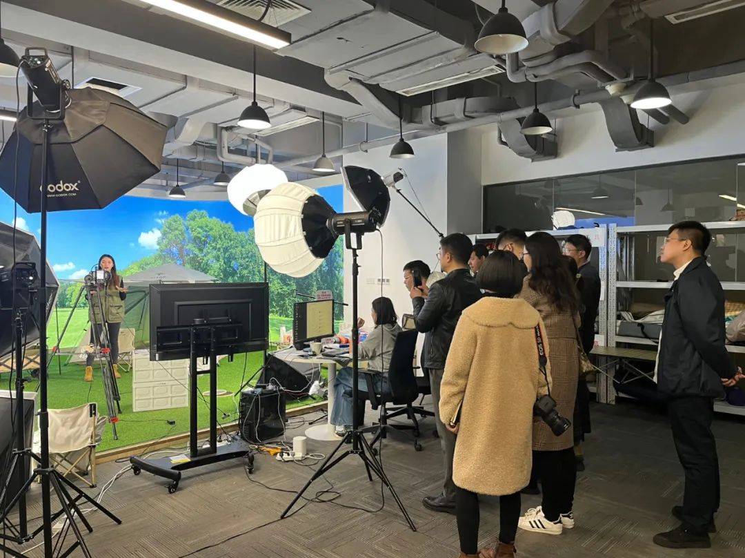考察团首先拜访了江苏爱拓户外用品有限公司,在爱拓的直播间观摩了