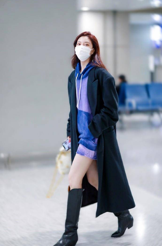 宋妍霏机场穿大衣走时尚，大长腿吸睛，萌酷风太时髦了