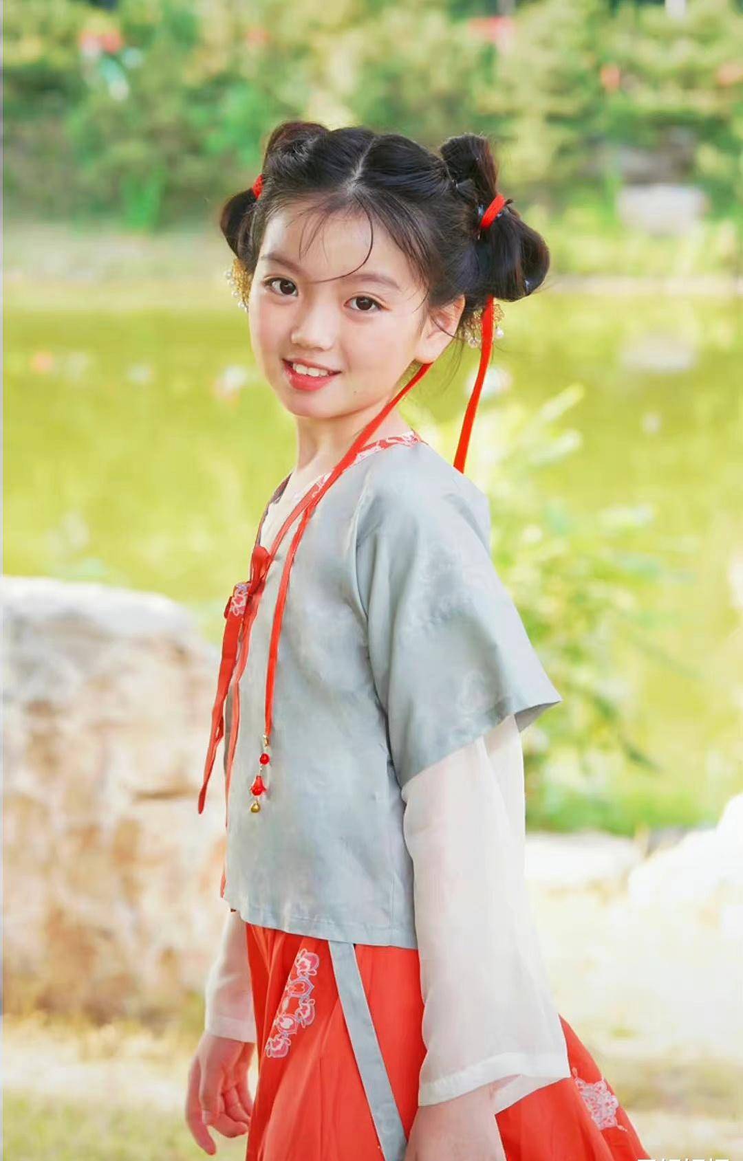 阿拉蕾的古装扮相也很好看,穿上汉服,气质都变文静了许多,是个亭亭