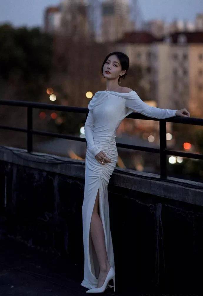 李一桐性感照流出,妩媚动人,网友:做不到的女神!_明星_娱乐_头条