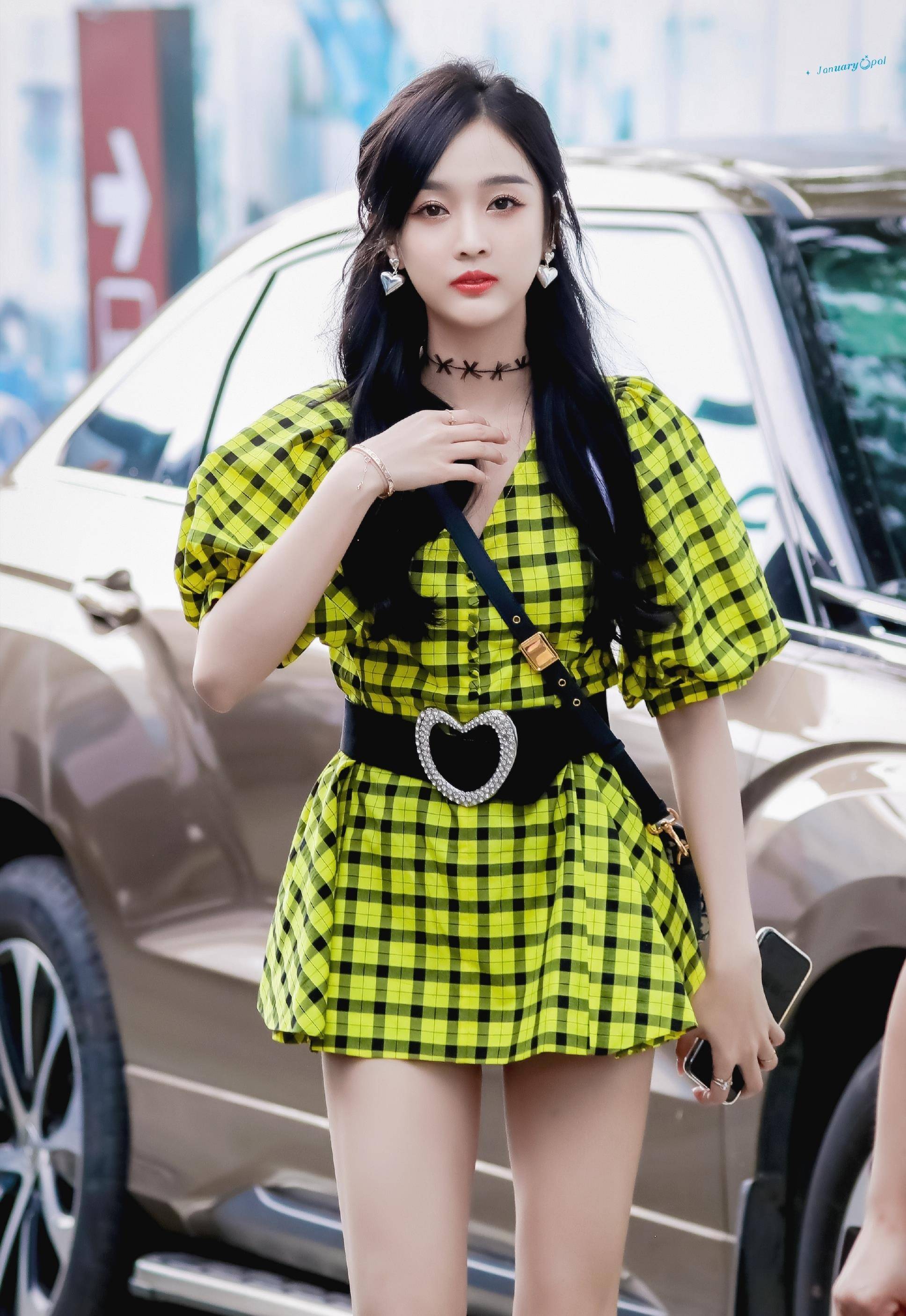 一般人穿土里土气的黄色格子裙,吴宣仪穿得清新靓丽,全靠颜值支撑