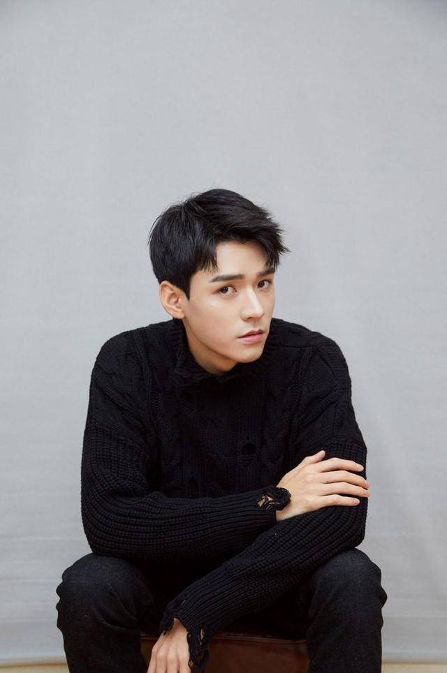 龚俊被质疑耍大牌,随后操作令粉丝感叹:满满的求生欲_作品_张哲瀚