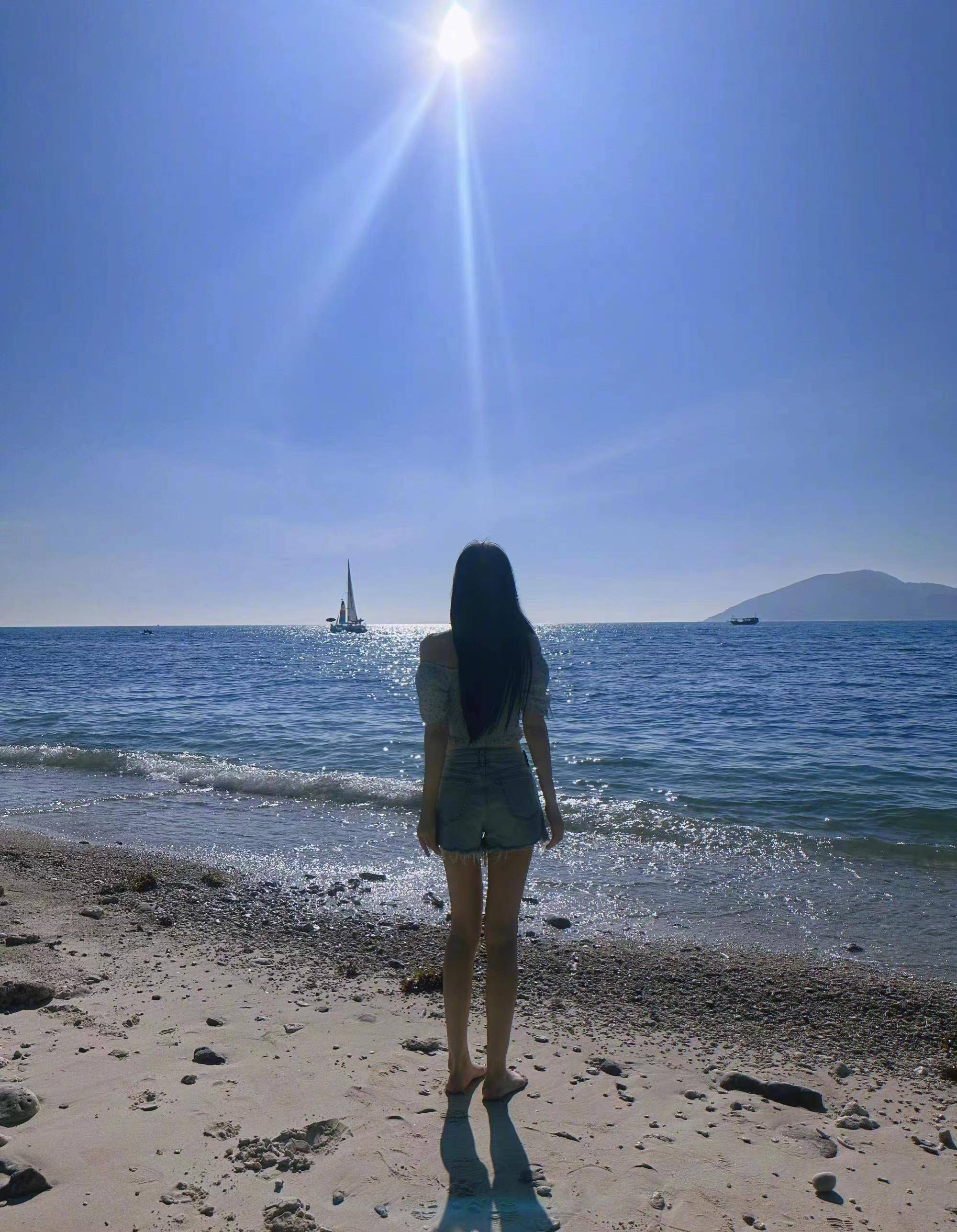 35岁张馨予海边度假,碎花上衣搭牛仔短裤,清爽又减龄!