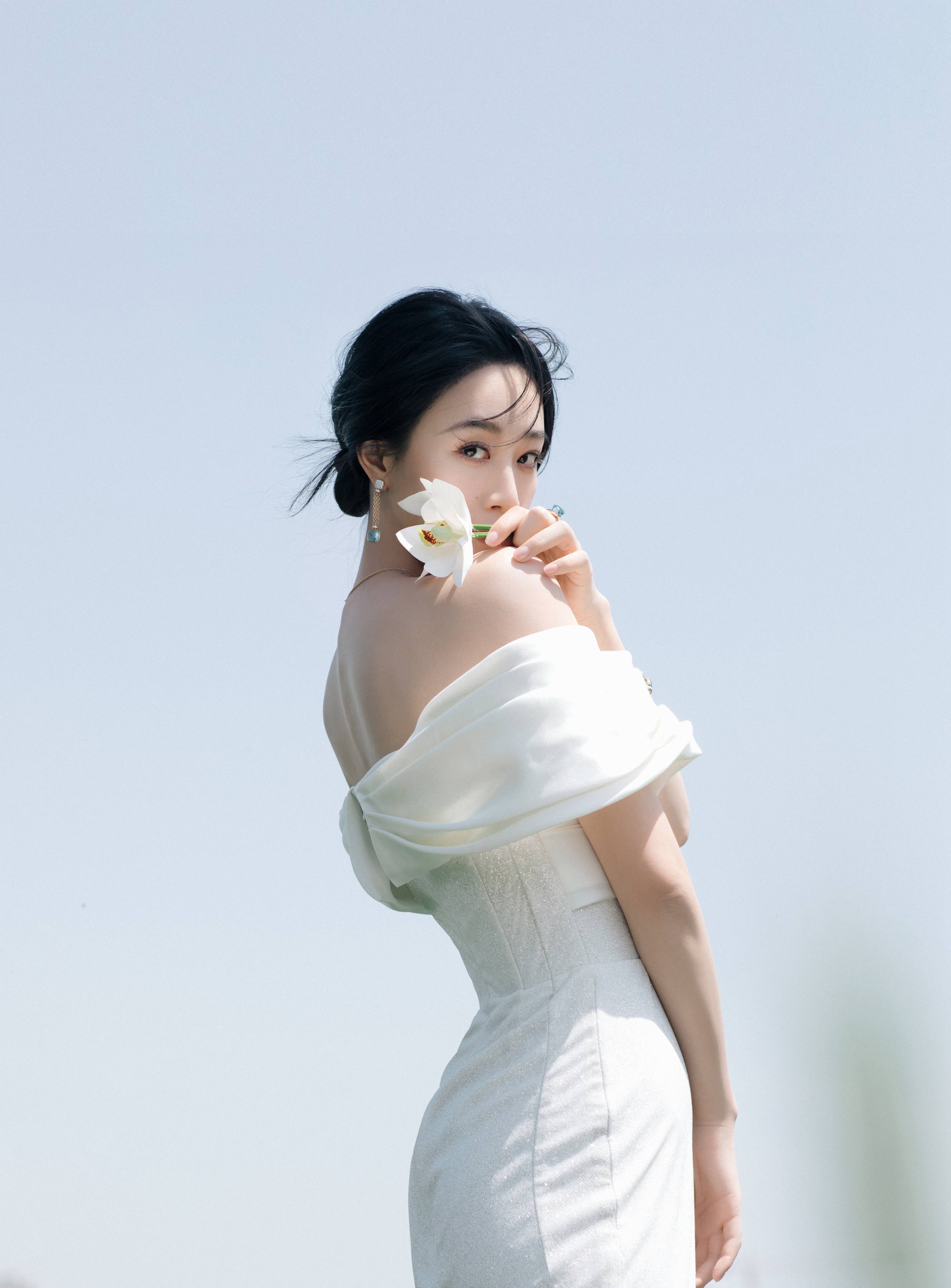 蓝盈莹白色抹胸连衣裙性感写真_网友_气质