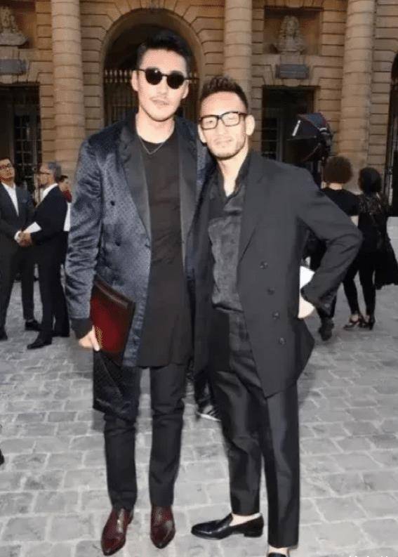 当40岁杨烁与52岁胡兵同框,终于见识了真帅与耍帅的差距有多大了_黑色