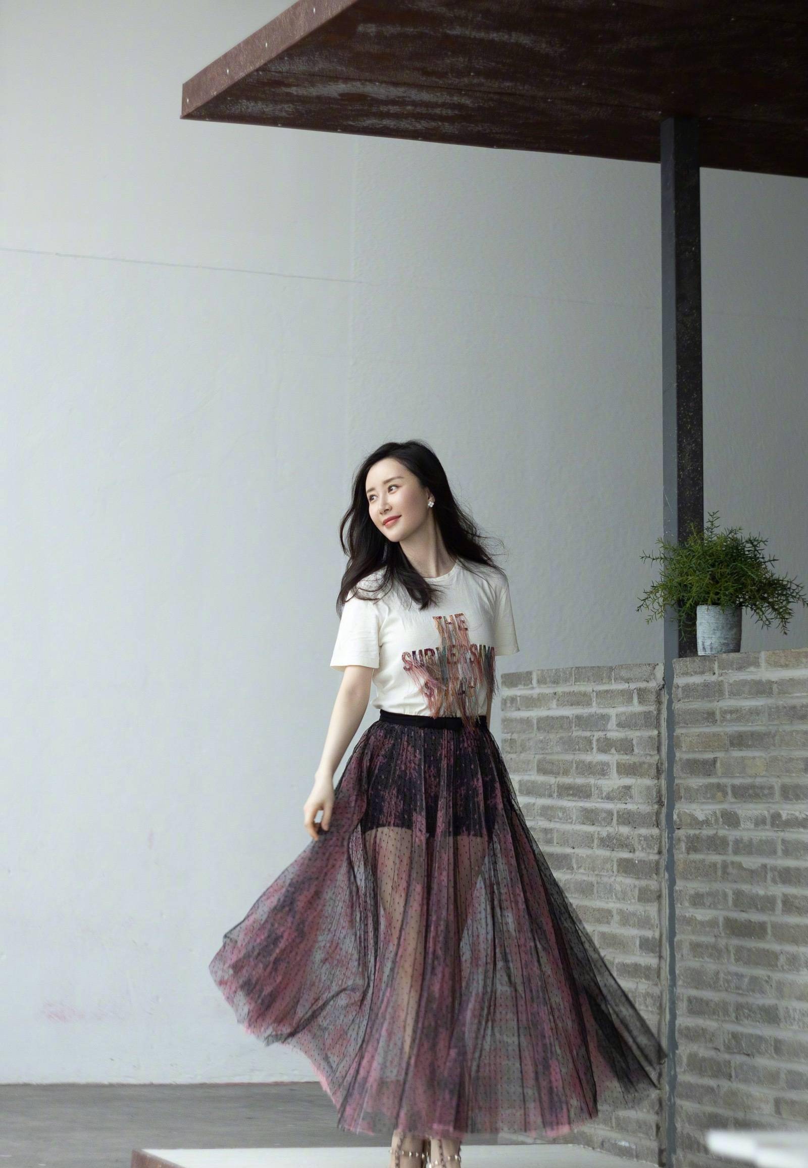 舒畅一点也不像33岁,穿蓝色简约毛衣配牛仔裤,妥妥的少女风_女生_服装