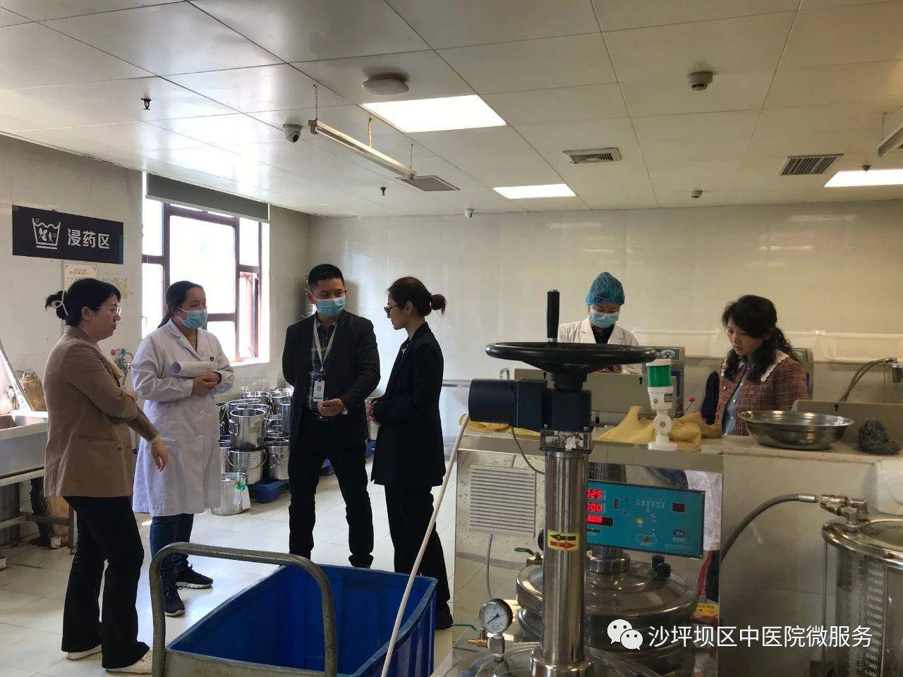 重庆市卫健委领导到沙坪坝区中医院调研指导共享智慧中药房工作_医疗