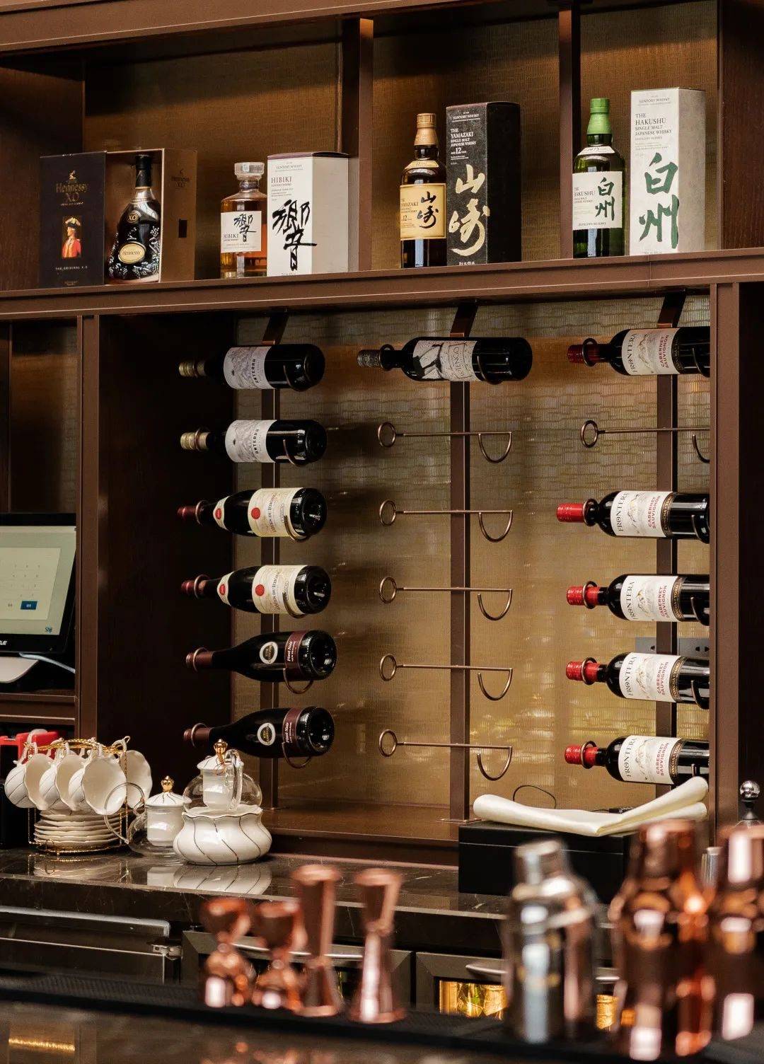 择一杯精选环球佳酿或手工特调制鸡尾酒,抛弃掉白日的喧嚣与车水马龙