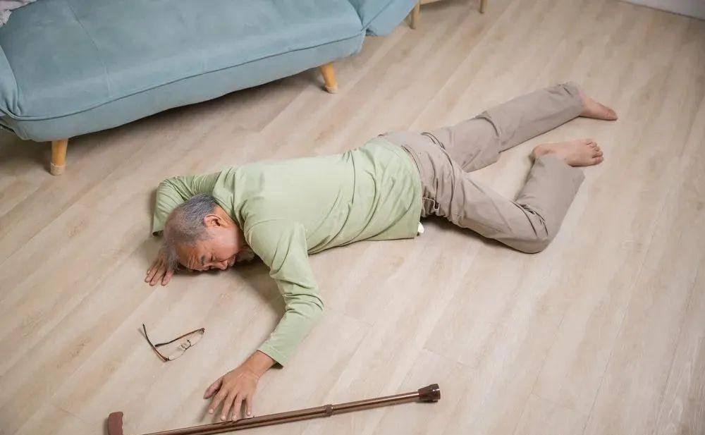 很多人对老人跌倒的印象还停留在"老人马路上跌倒要不要扶"的新闻上