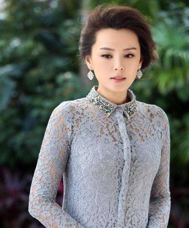 梁爱琪年轻时的梁爱琪演过不少作品,一度担任多女主角,但总是反响平平