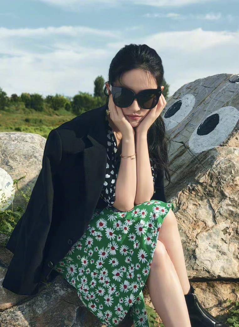 刘亦菲国庆出游,质朴的碎花裙也能穿出时髦感,好气质