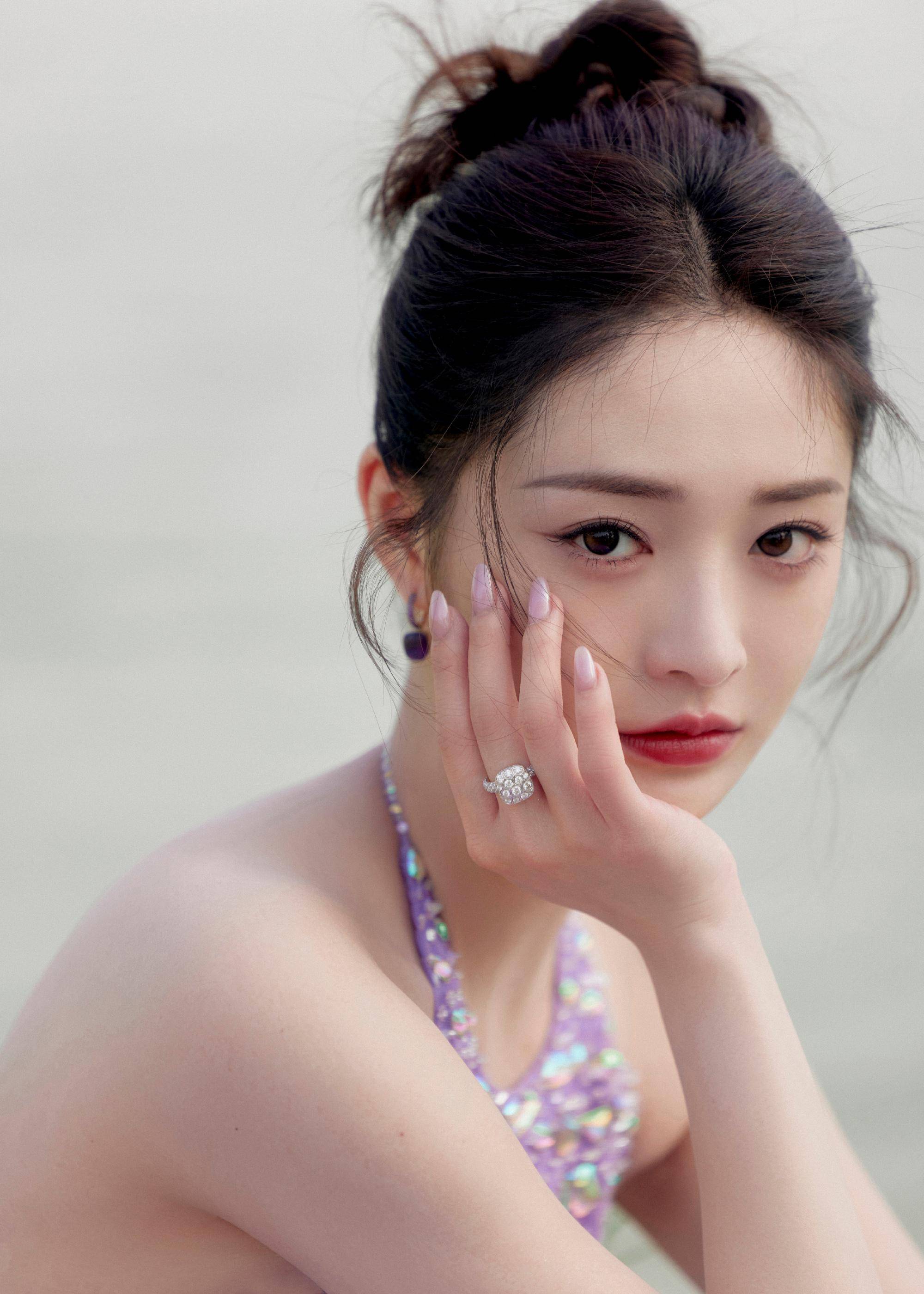 周洁琼紫色闪钻纱裙,红唇美背,闪耀吸睛_造型_时尚_长裙