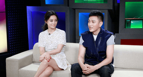 在一档采访节目中,王仁君不心的问袁姗姗,如果重新回到大学,你会接受