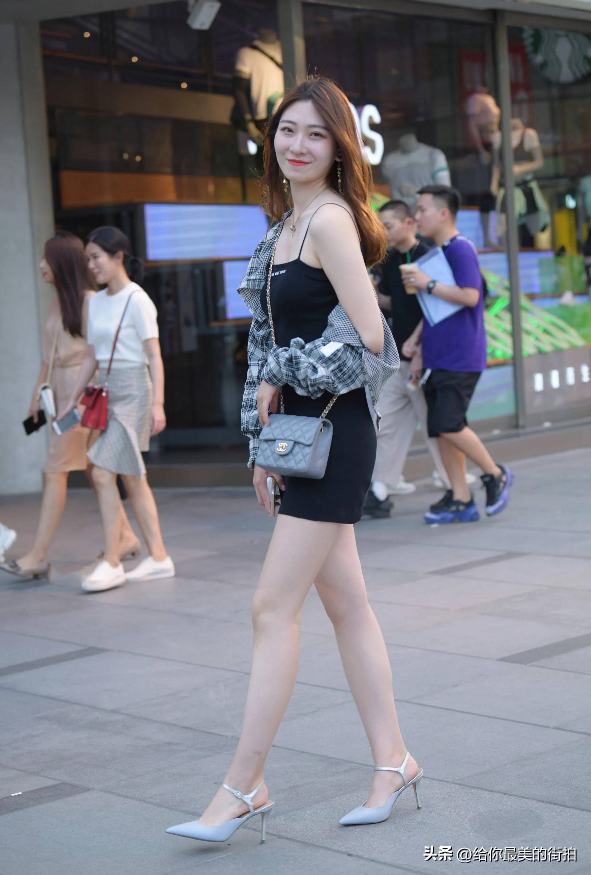 街拍,青春洋溢的女孩,肤色白到反光_身材_黑色_包裹