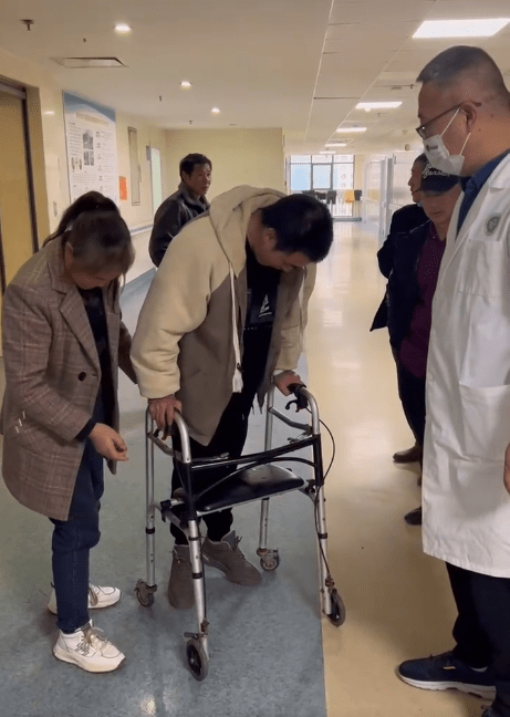 如肩内收畸形,挎篮肘,爪型手,交叉腿,足内翻及尖足(足跟落地迟缓)等