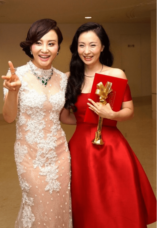 当大陶红遇到小陶虹,一个穿蕾丝裙显丰腴美,一个穿红裙优雅大方_女性