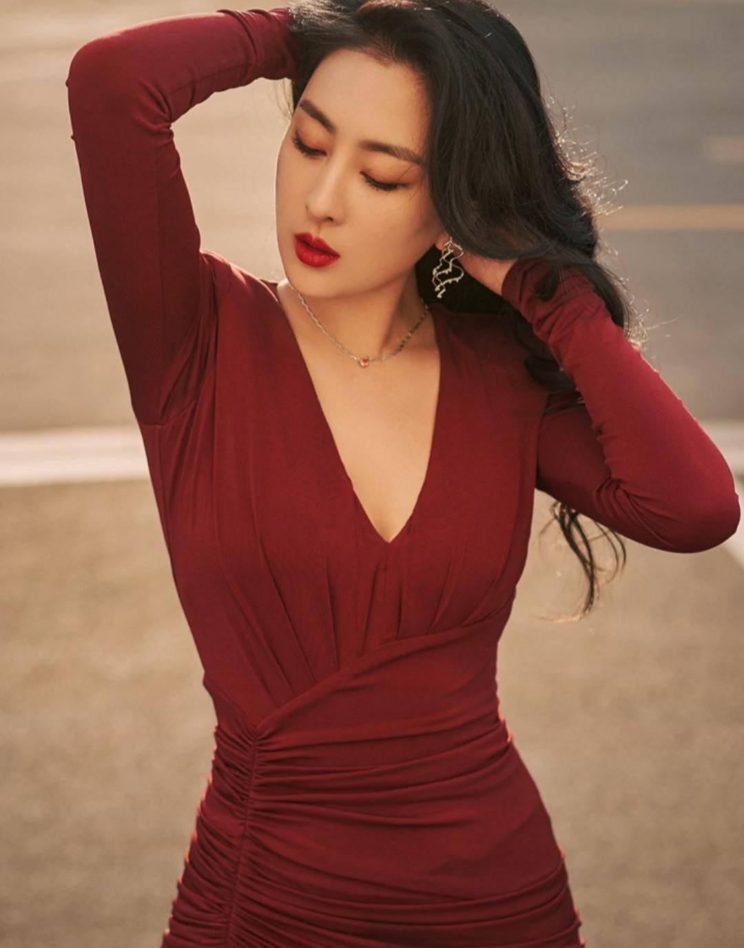 马苏红色长裙气质优雅大气,体现出时尚魅力._卷发_比例_身材