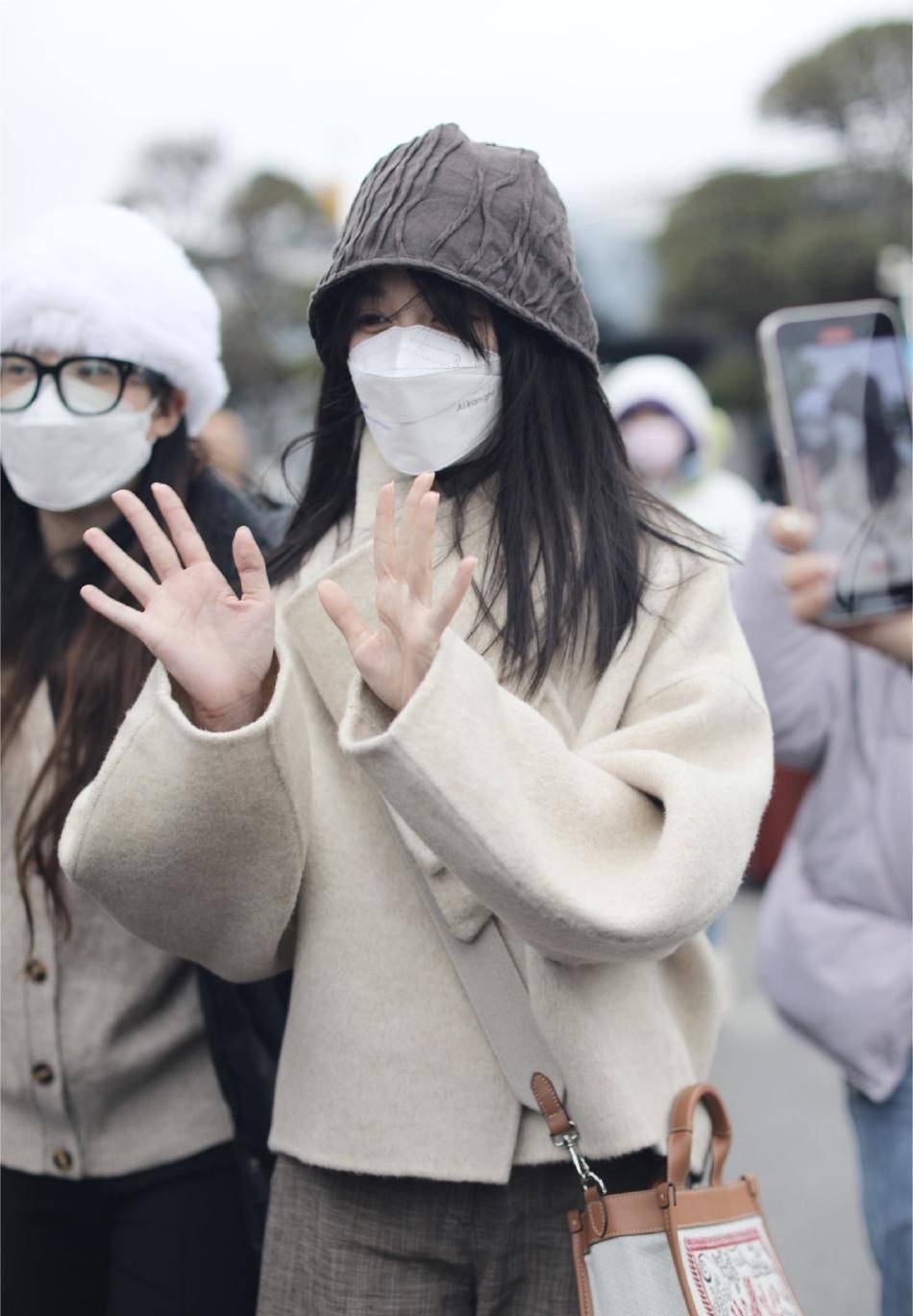 1月12日,蒋依依现身机场,身穿燕麦色外套搭配阔腿裤,头戴同色系天鹅绒