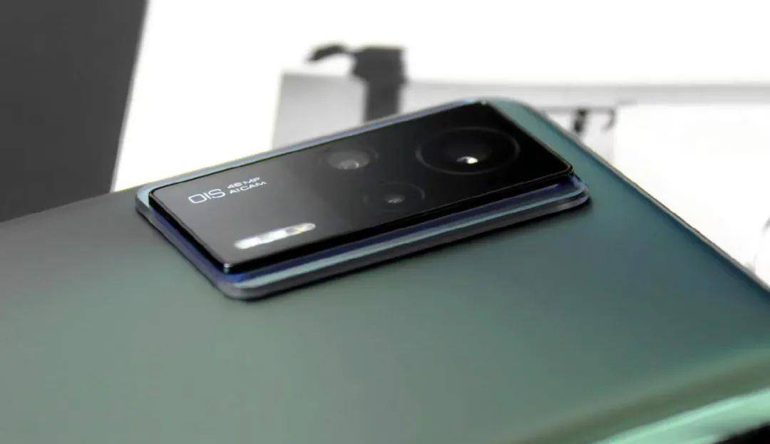 主摄支持光学防抖,采用的传感器是索尼的imx582,拥有1/2英寸的底,拍照