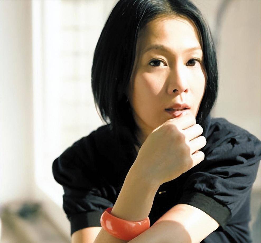 《为爱痴狂》《风筝》等等,一系列歌曲的发布,让刘若英在歌坛站稳了