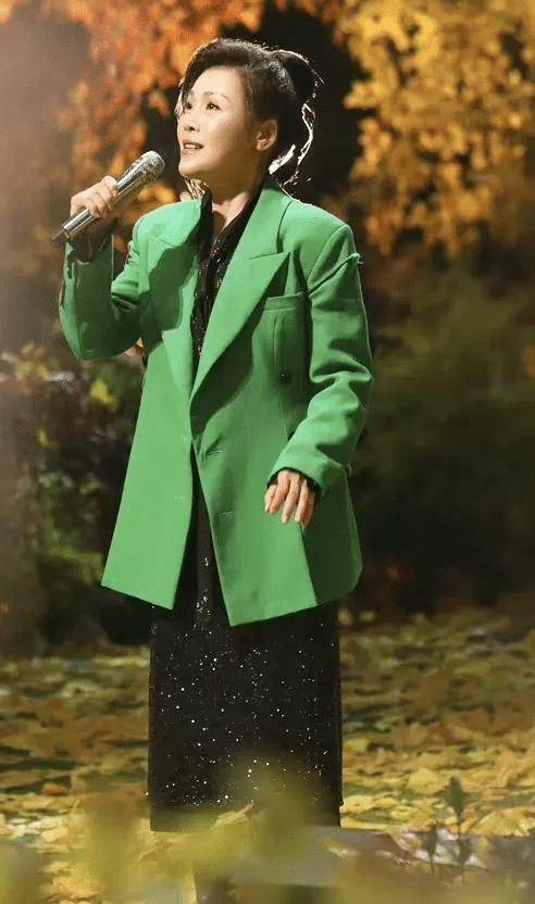 翻唱周杰伦歌曲被00后追捧,模样精致好多_卷发_显得_首歌