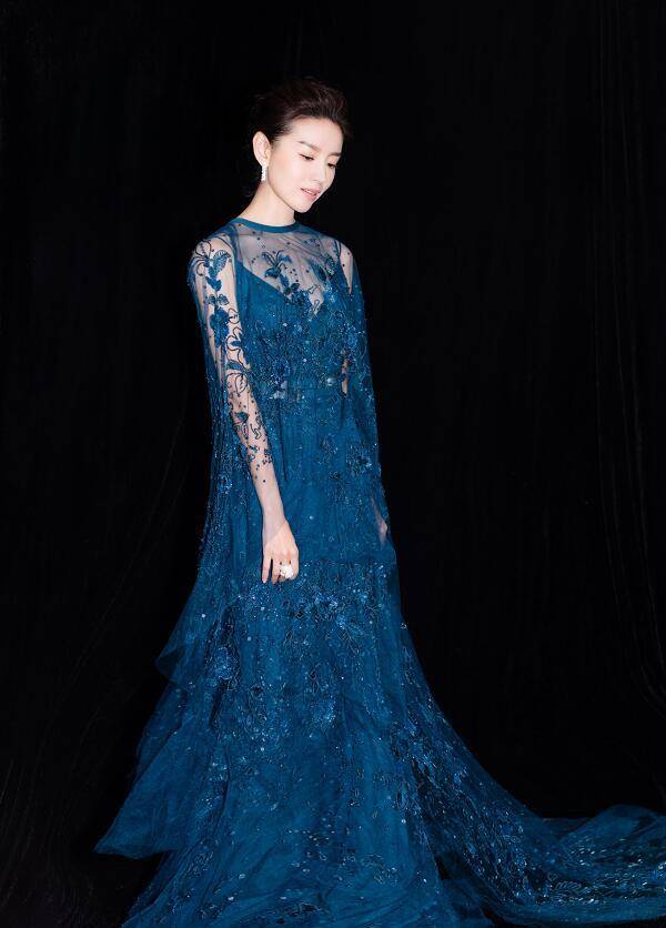 董洁又一次惊艳了!一袭"复古风格"礼服现身,回眸一笑美翻了!